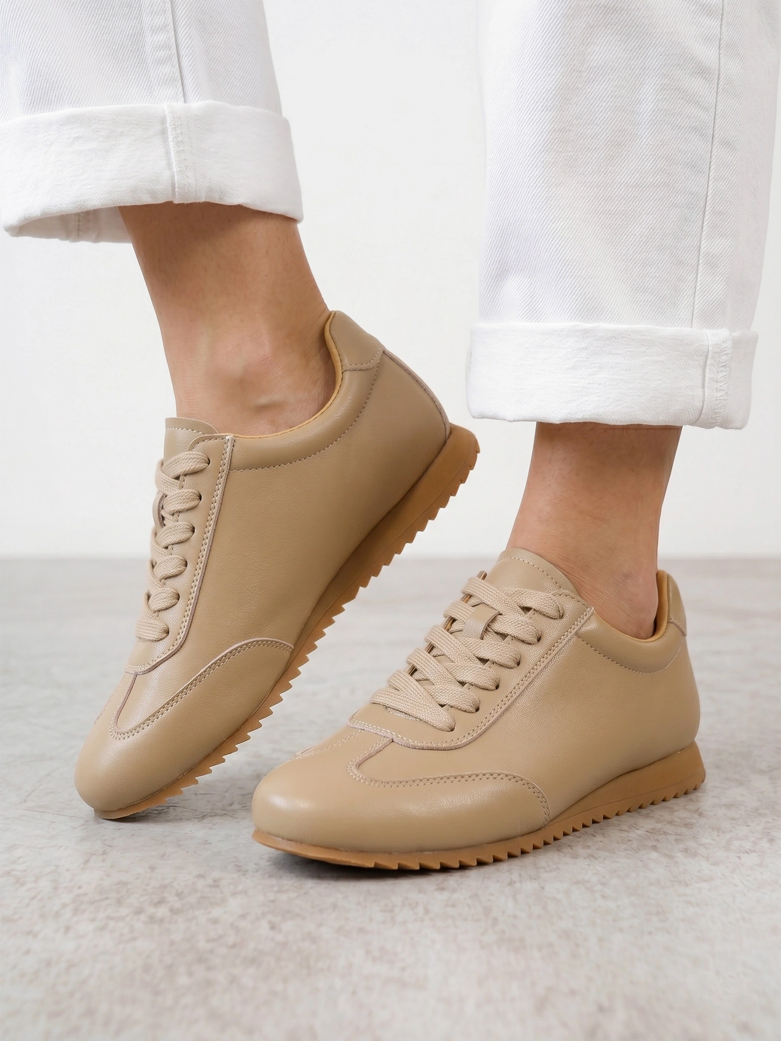 Кеды бежевого цвета на низкой подошве